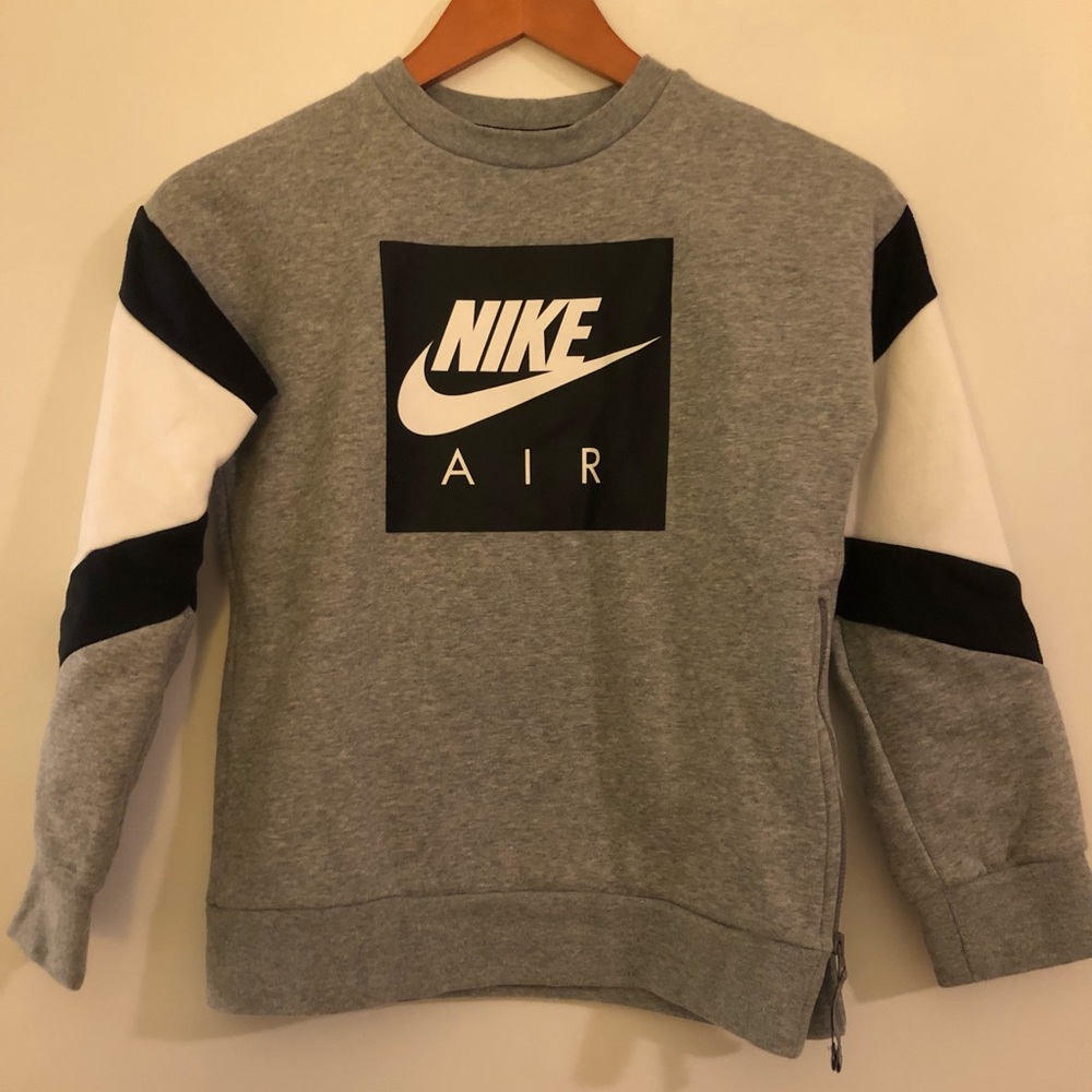 ⚡️SALE⚡️EUC Sz M Nike gray, black, and white sweatshirt